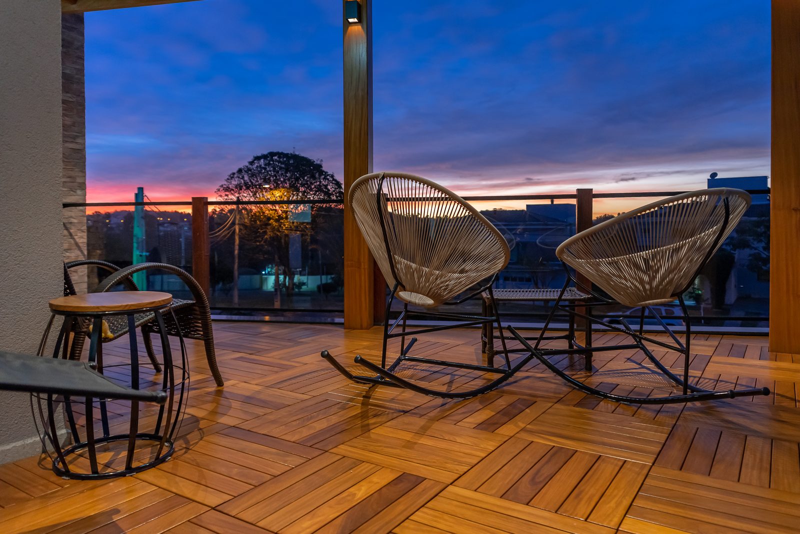 FlexDeck — Revestimento modular de madeira nobre aplicado em ambiente